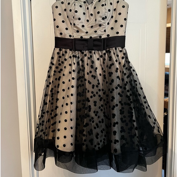 Evening dress. Perfect for a wedding or the upcoming holiday season. - Picture 4 of 4